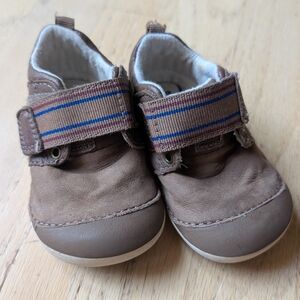 Stride Rite soft Soled Shoes Size 4